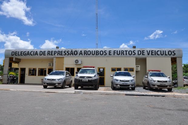 Trio  preso aps sequestrar caminhoneiro e roubar carreta carregada de leo diesel