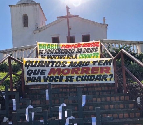 Profissionais da sade prestam homenagem aos colegas mortos pela Covid-19