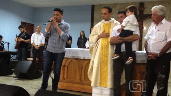 Irmo de Cristiano Arajo canta em missa em homenagem a artista