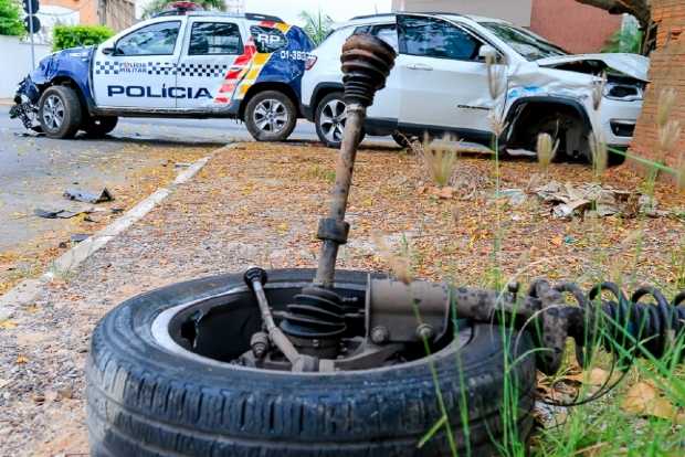 Acidente entre viatura e Jeep Compass deixa PM e motorista feridos em Cuiab