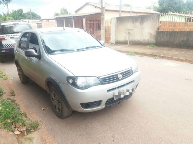 Armado, trio rende vtima e leva carro; veculo foi recuperado aps identificao envolvida