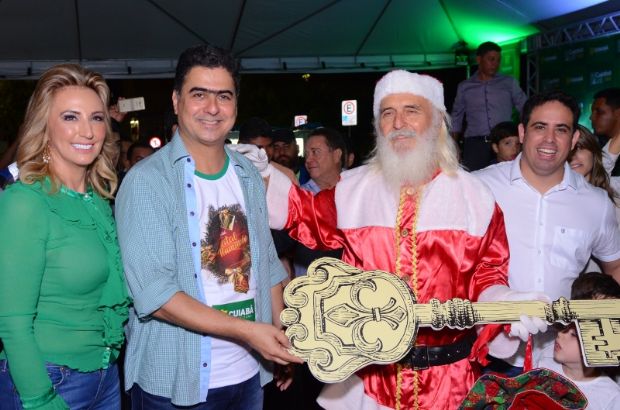 Famlias cuiabanas prestigiam lanamento do Natal Iluminado na Praa Alencastro