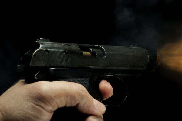 Assaltantes apertam o gatilho 5 vezes contra travestis, arma no funciona e vtima leva coronhada