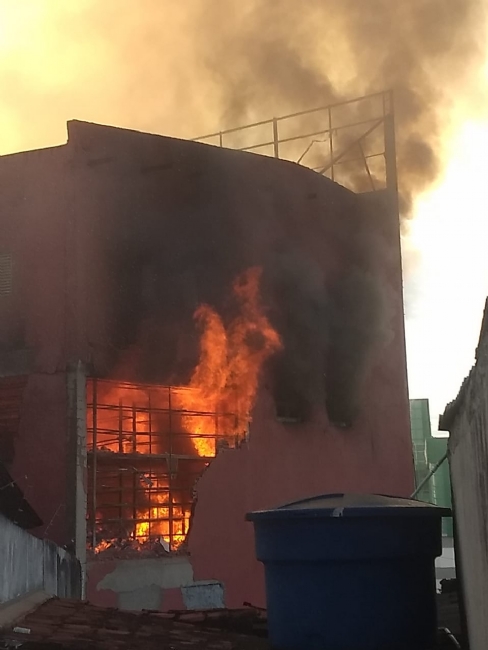 Empresa de autopeças é destruída pelo fogo em Várzea Grande – Só
