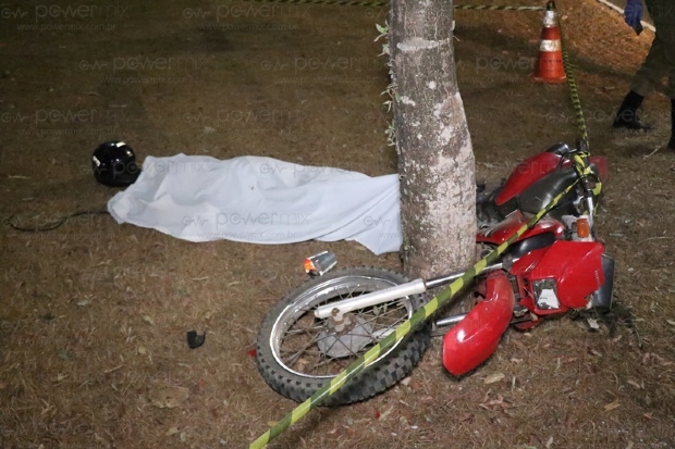 Adolescente de 17 anos morre ao colidir com a motocicleta em duas rvores