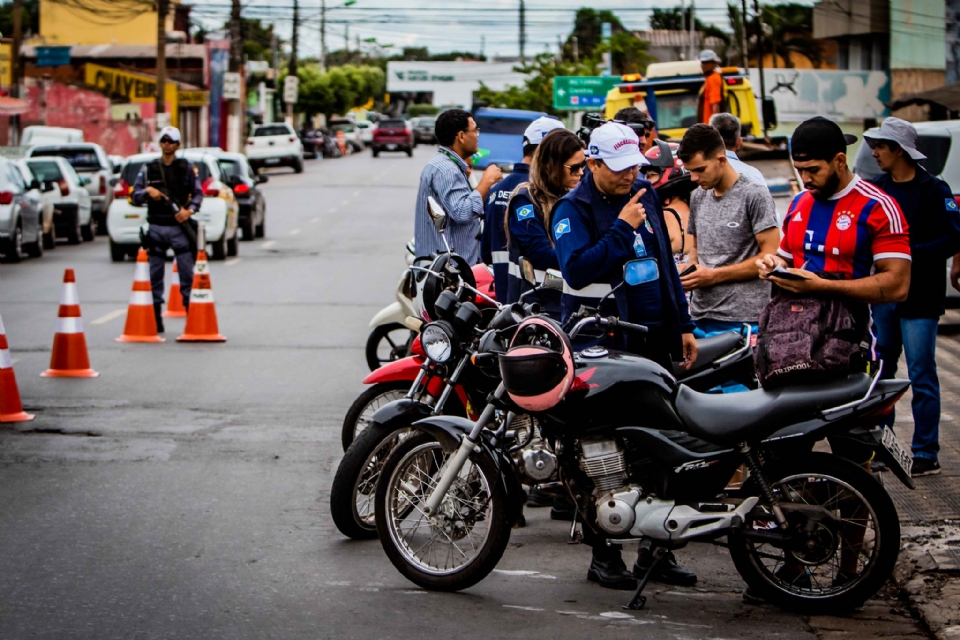 Com mdia de 5 acidentes de moto por dia, motociclistas pedem corredor exclusivo durante debate da mobilidade urbana