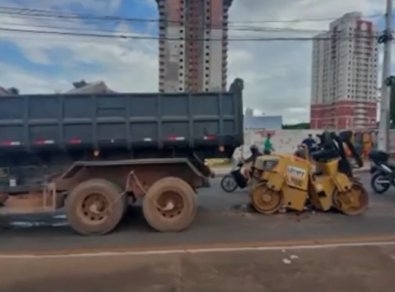 Homem morre aps bater mquina de rolo compressor na traseira de caminho