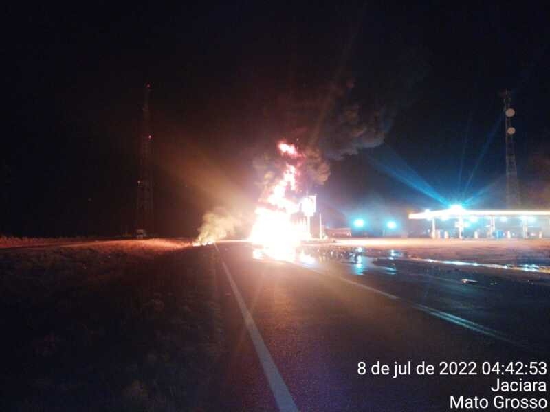 Carretas colidem e pegam fogo na BR-364; veja vdeo