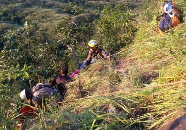 Piloto e passageira caem com paraglider e ficam presos em arbusto prximo a precipcio de cem metros; fotos e vdeo