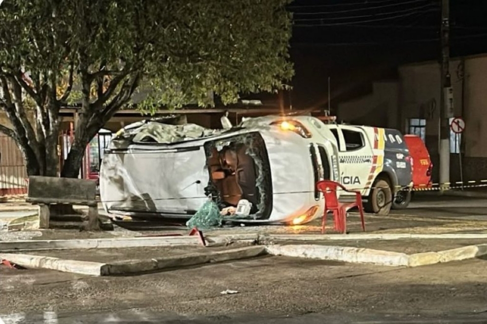 Beb de dois meses morre durante coliso de carro da famlia com viatura da PM; veja vdeo