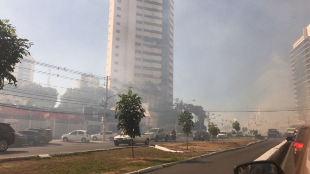 ​Fumaa de incndio em terreno baldio invade avenida do CPA e prejudica visibilidade