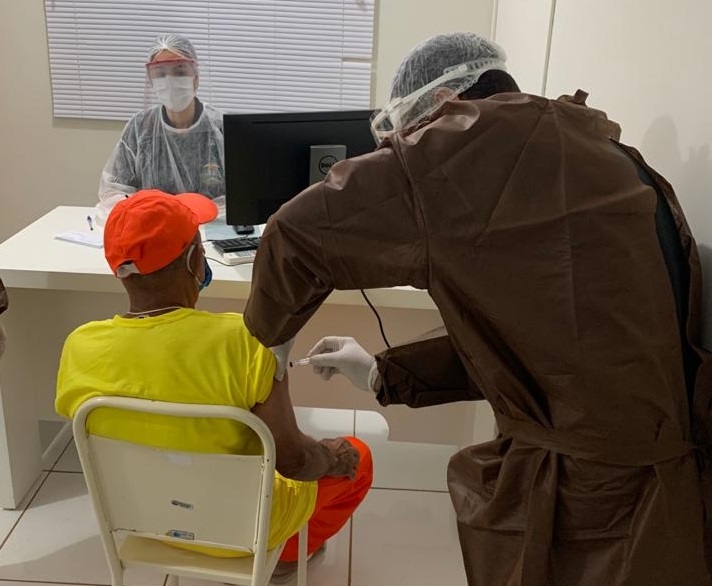Prefeitura vacina idosos que esto presos em penitenciria de Mato Grosso