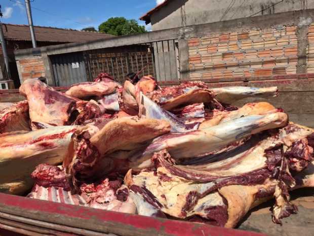 Carne que ia para supermercado  apreendida com moscas e fezes