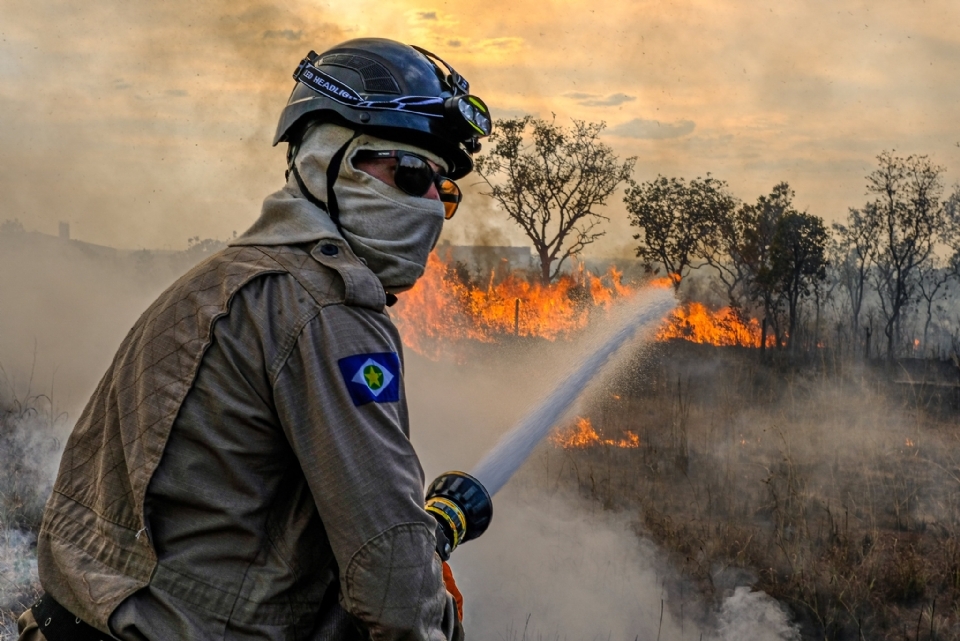 Corpo de Bombeiros extingue 2 incndios florestais em MT, mas fogo segue em 18 localidades do estado