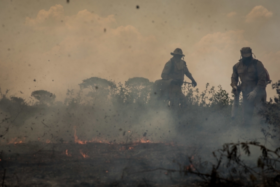 MT registra mais de 100 focos de calor em 24h; Bombeiros combatem incndio s margens do Rio Pantanal, em Cceres