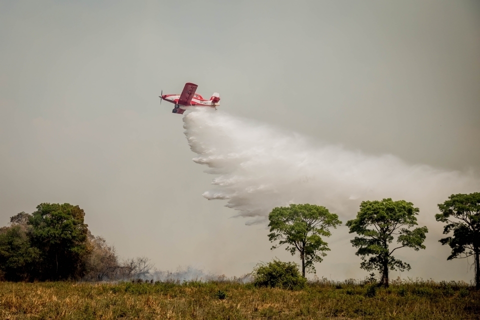Bombeiros usam trs aeronaves para combater incndio no Parque Estadual Encontro das guas