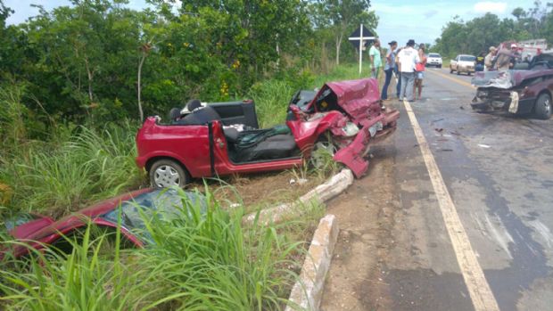Celta ultrapassa em faixa dupla e causa acidente na estrada de Chapada; 8 feridos