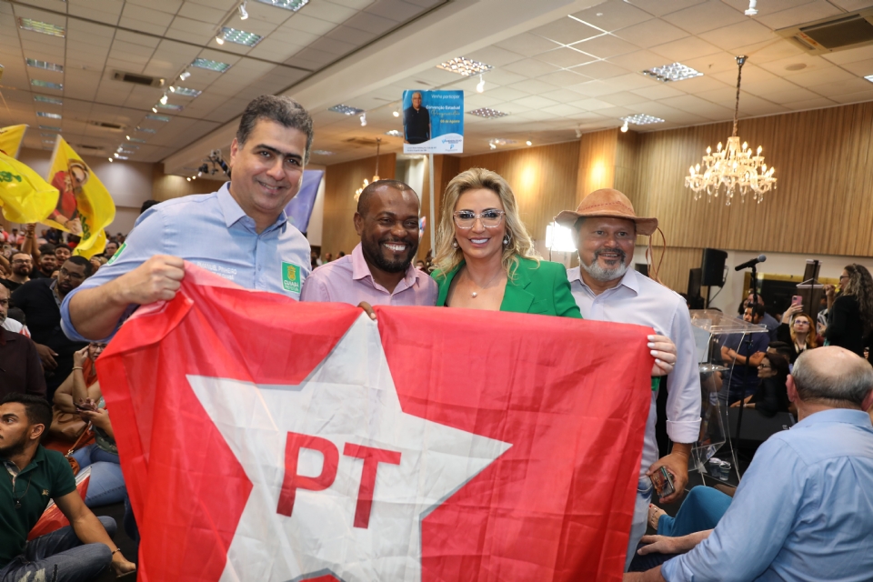 Mrcia Pinheiro segura a bandeira do PT durante a campanha de 2022