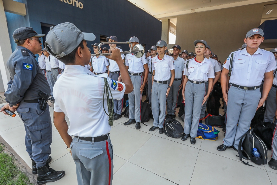 Mauro sanciona lei que cria programa para aumentar nmero de escolas cvico-militares em MT