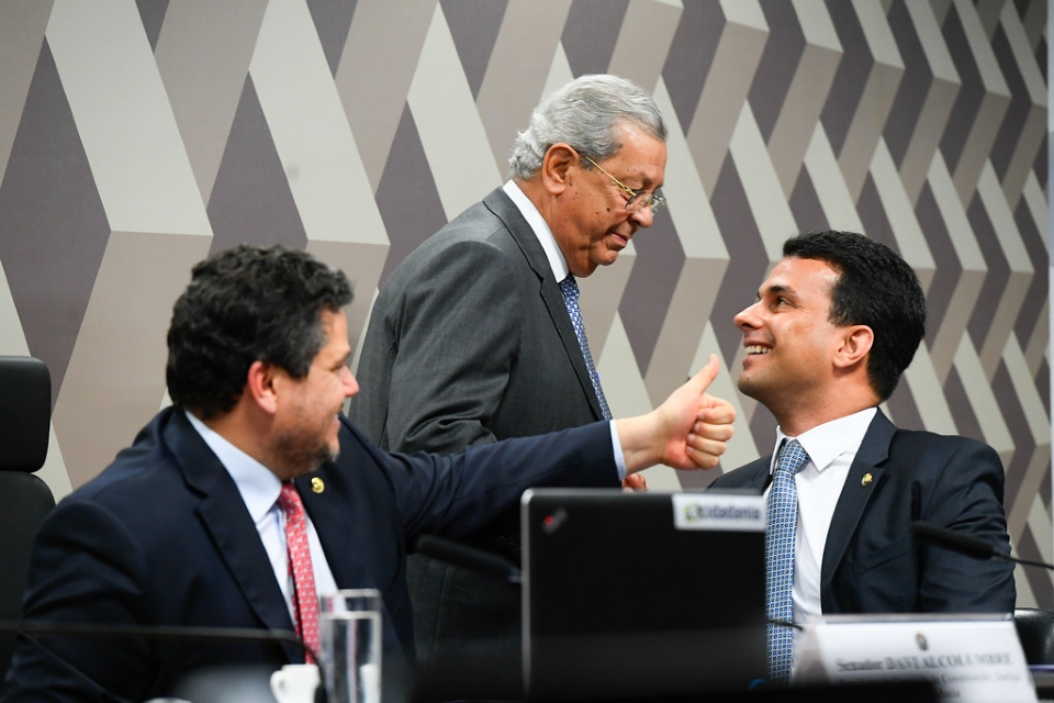 O presidente da CCJ, senador Davi Alcolumbre (Unio-AP); senador Jayme Campos (Unio-MT); relator do PL 2.234/2022, senador Iraj (PSD-TO)