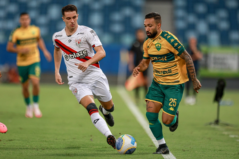 Com timas defesas, Walter garante empate sem gols contra o Atltico-GO na Arena Pantanal