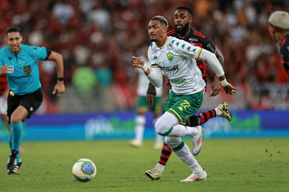 Com Walter fechando tudo, Cuiab segura empate contra o lder Flamengo