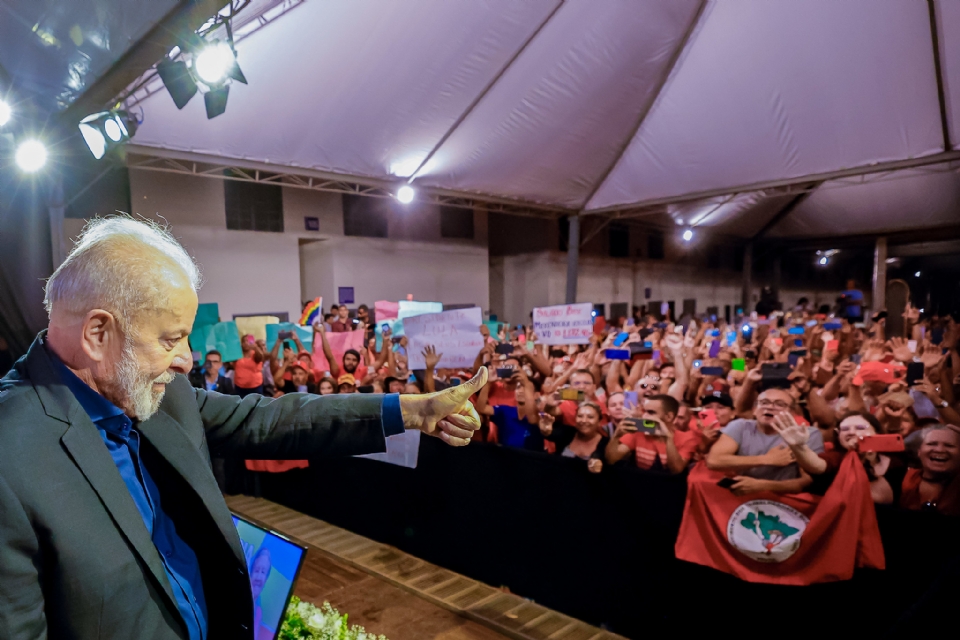 Sob protesto de pescadores, Lula se compromete a entregar soluo sobre Transporte Zero