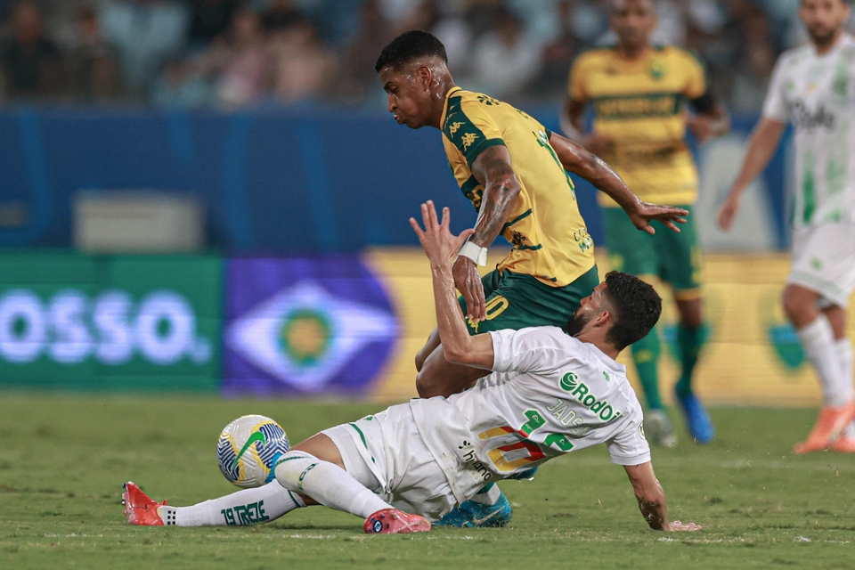 Com erro fatal da arbitragem, Cuiab tem gol anulado e empata sem gols com o Juventude