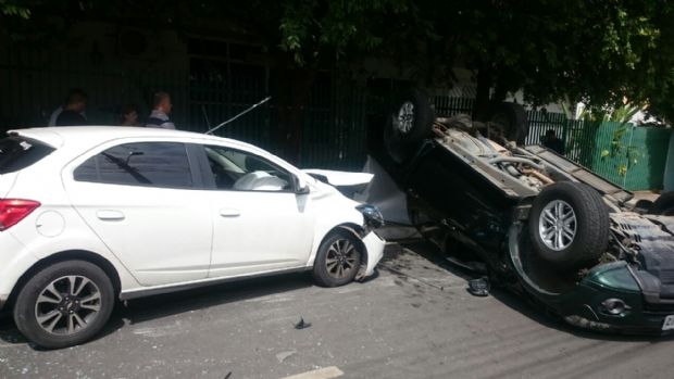 L200 capota aps colidir com Onix no Jardim das Amricas;  veja fotos 