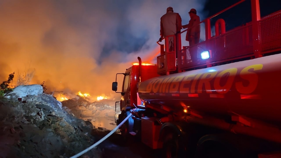 Bombeiros combatem incndio em empresa de reciclagem no Distrito Industrial em Cuiab