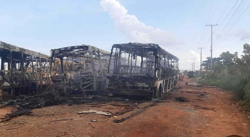 Sete nibus so destrudos por incndio em ptio de empresa em Vrzea Grande