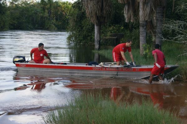 Bombeiros iniciam buscas a jovem que se afogou aps tentar atravessar rio