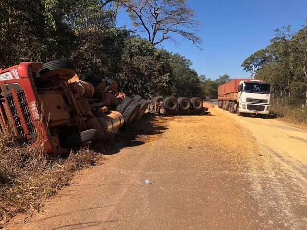 Motorista  socorrido aps tombar carreta carregada de milho na MT-235