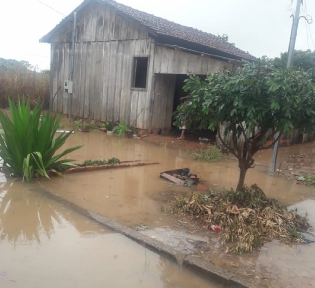 Chuva alaga casas e deixa moradores desabrigados