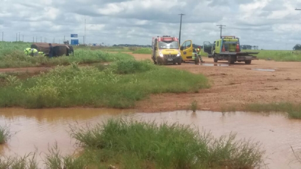 Duas crianas, homem e mulher ficam feridos em capotamento de Corolla