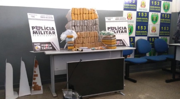 Abordada por infrao de trnsito, jovem  detida com 93 tabletes de maconha