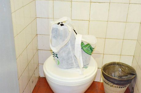Recm-nascido  encontrado morto dentro de saco plstico em banheiro de rodoviria
