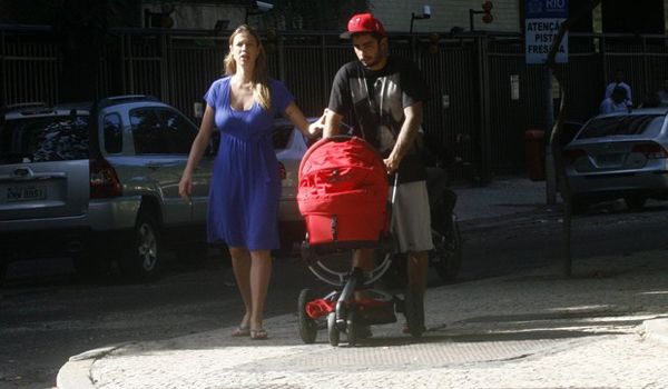 Pela primeira vez, Luana Piovani  fotografada com o filho em passeio ( Veja fotos)
