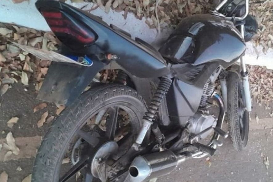 Jovem de 20 anos morre aps colidir motocicleta em rvore