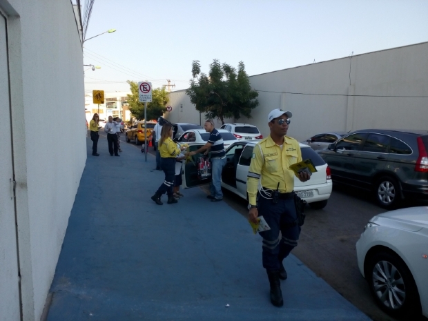 Semob aperta o cerco contra filas duplas em frente a escolas de Cuiab