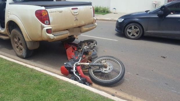 Motociclista fica ferido aps invadir preferencial e ser atropelado por caminhonete