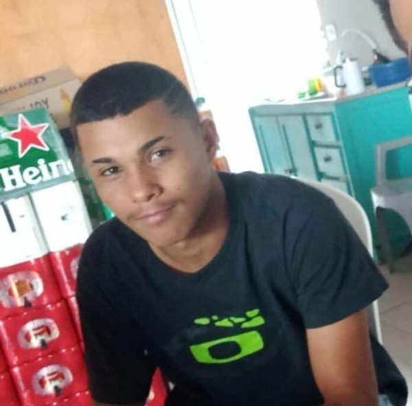 Dupla em motocicleta mata jovem a tiros em tabacaria