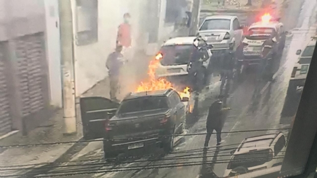 Carro pega fogo na Getlio Vargas e motor tem perda total