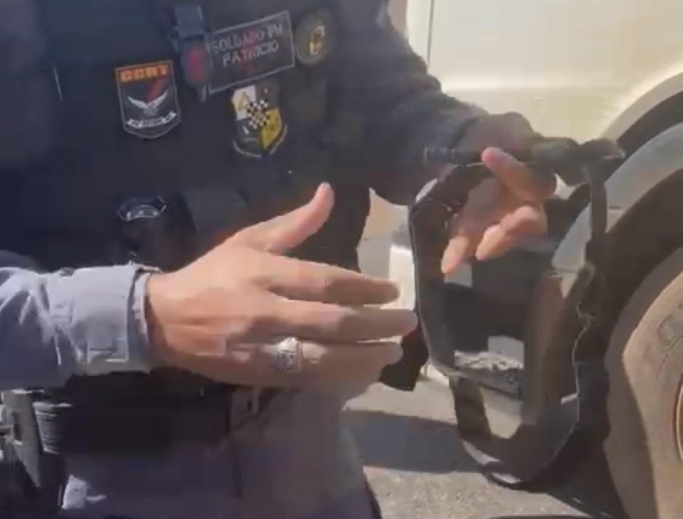 Policial Militar usa torniquete para impedir sangramento de motociclista aps acidente;  veja vdeo