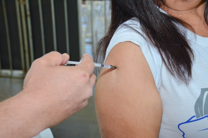 Mesmo com nova remessa, Cuiab continua com apenas trs de polos de vacinao abertos nesta sexta
