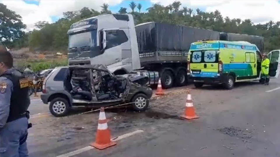 Acidente entre Fiat Uno, caminhonete e carreta deixa homem morto na BR-364