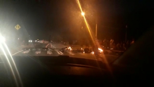Manifestantes queimam pneus e fecham Estrada de Chapada aps acidente; Vdeo