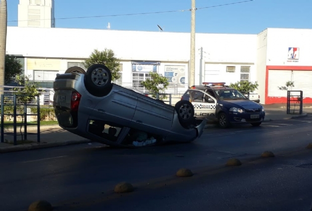 Motorista perde controle do veculo e capota Kia Picanto prximo ao Circulo Militar