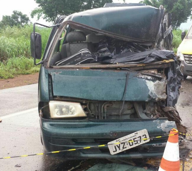 Motorista da mini van morreu na hora