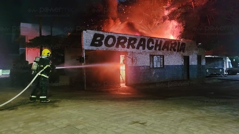 Borracharia fica destruda aps ser atingida por incndio; populares assustaram com fumaa